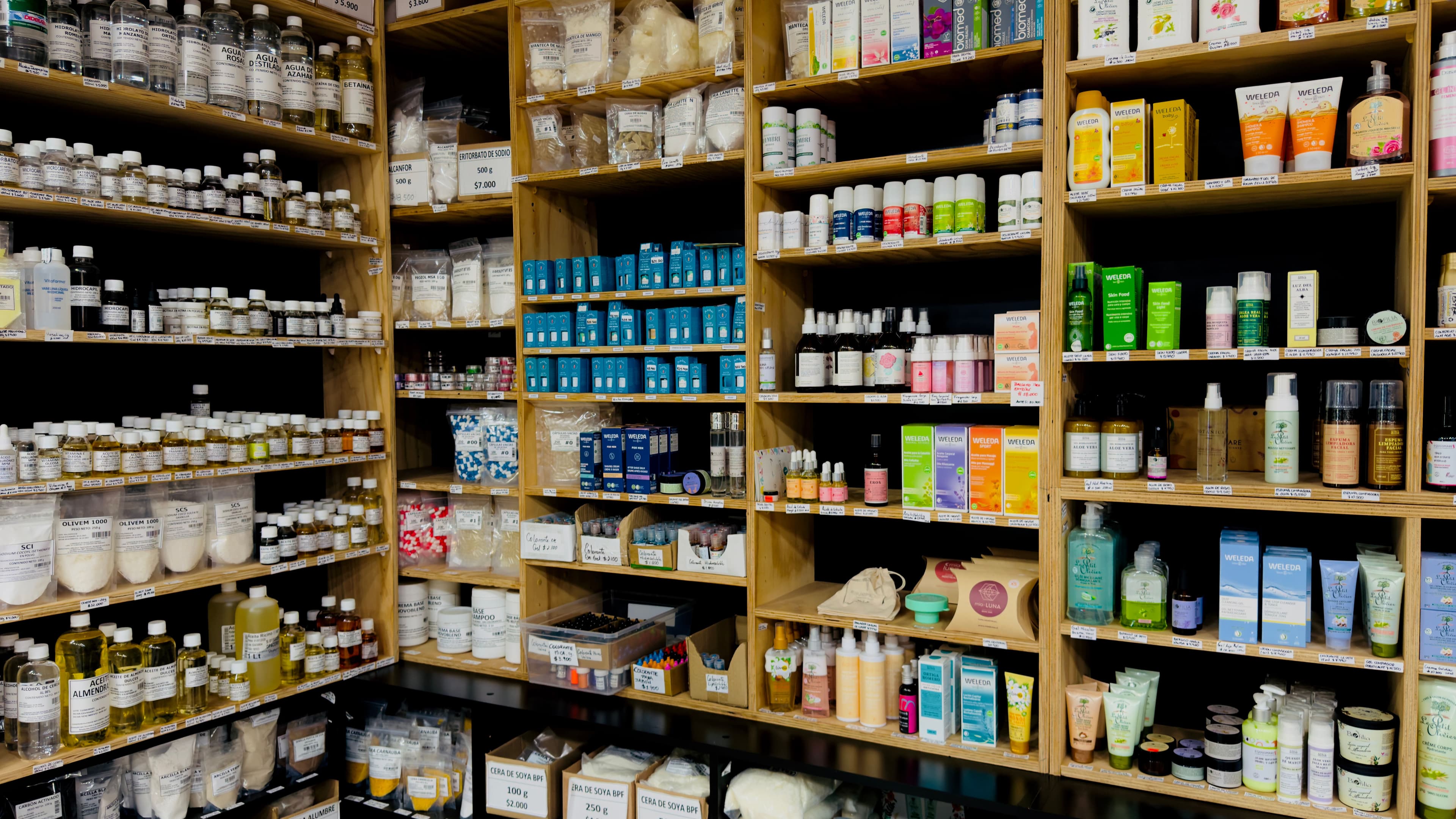 Distintos productos cosméticos, nutricionales, veganos, y orgánicos.