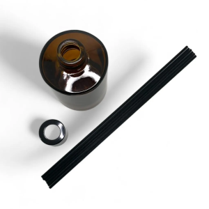 SET MIKADO VIDRIO AMBAR + TAPÓN + TAPA NEGRA + 6 VARITAS 210 mm NEGRAS – 150 ml (E145)