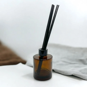 SET MIKADO VIDRIO AMBAR + TAPÓN + TAPA NEGRA + 6 VARITAS 210 mm NEGRAS – 150 ml (E145)